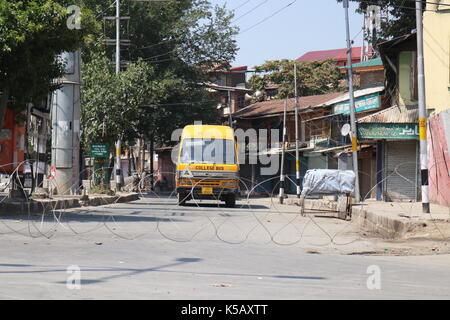 Srinagar, Inde. 05Th sep 2017. compétentes au Jammu-et-Cachemire aujourd'hui imposé des restrictions dans certaines parties du centre-ville de Srinagar à prévenir les manifestations contre les massacres de musulmans rohingya. crédit : faisal bhat/pacific press/Alamy live news Banque D'Images