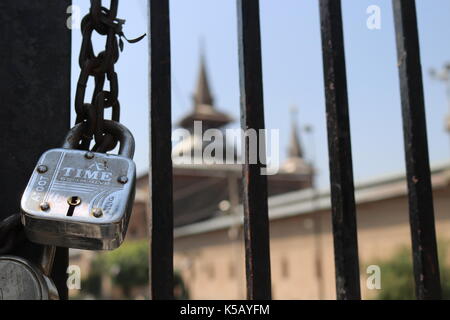 Srinagar, Inde. 05Th sep 2017. compétentes au Jammu-et-Cachemire aujourd'hui imposé des restrictions dans certaines parties du centre-ville de Srinagar à prévenir les manifestations contre les massacres de musulmans rohingya. crédit : faisal bhat/pacific press/Alamy live news Banque D'Images