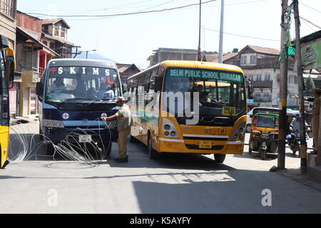 Srinagar, Inde. 05Th sep 2017. compétentes au Jammu-et-Cachemire aujourd'hui imposé des restrictions dans certaines parties du centre-ville de Srinagar à prévenir les manifestations contre les massacres de musulmans rohingya. crédit : faisal bhat/pacific press/Alamy live news Banque D'Images