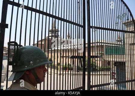 Srinagar, Inde. 05Th sep 2017. compétentes au Jammu-et-Cachemire aujourd'hui imposé des restrictions dans certaines parties du centre-ville de Srinagar à prévenir les manifestations contre les massacres de musulmans rohingya. crédit : faisal bhat/pacific press/Alamy live news Banque D'Images