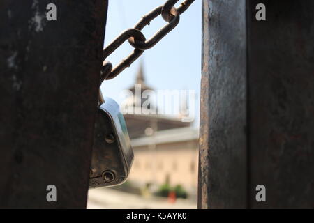 Srinagar, Inde. 05Th sep 2017. compétentes au Jammu-et-Cachemire aujourd'hui imposé des restrictions dans certaines parties du centre-ville de Srinagar à prévenir les manifestations contre les massacres de musulmans rohingya. crédit : faisal bhat/pacific press/Alamy live news Banque D'Images