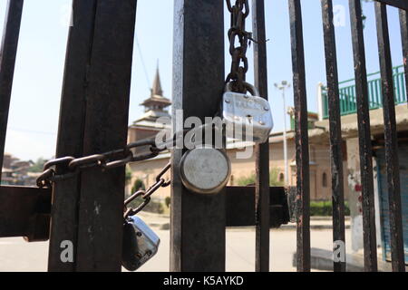 Srinagar, Inde. 05Th sep 2017. compétentes au Jammu-et-Cachemire aujourd'hui imposé des restrictions dans certaines parties du centre-ville de Srinagar à prévenir les manifestations contre les massacres de musulmans rohingya. crédit : faisal bhat/pacific press/Alamy live news Banque D'Images