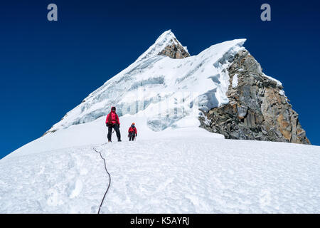 En randonnées dans la vallée de Santa Cruz, l'Artesonraju, Cordillère blanche, Pérou Banque D'Images
