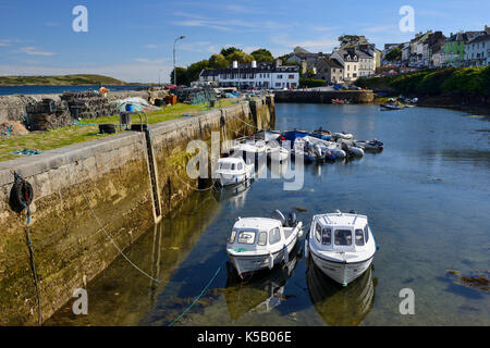 Bateaux colorés dans Roundstone Harbour dans le Connemara, comté de Galway, en République d'Irlande Banque D'Images