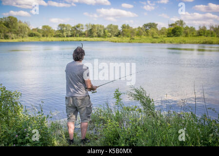 La pêche sur un lac de l'homme Banque D'Images