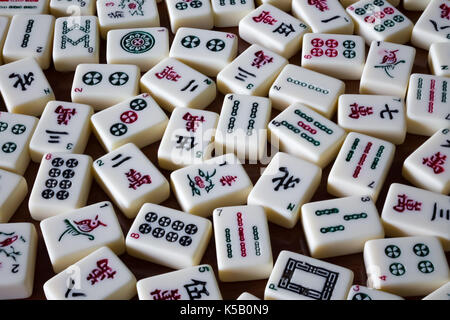 Mahjong tiles répartis sur table en bois Banque D'Images