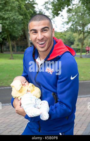 Adam gemili au parc courir tenue à Birmingham Banque D'Images