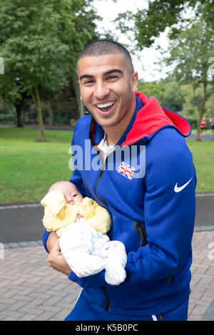 Adam gemili au parc courir tenue à Birmingham Banque D'Images