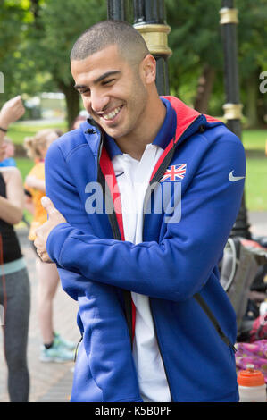 Adam gemili au parc courir tenue à Birmingham Banque D'Images