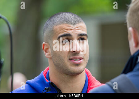 Adam gemili au parc courir tenue à Birmingham Banque D'Images