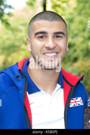 Adam gemili au parc courir tenue à Birmingham Banque D'Images