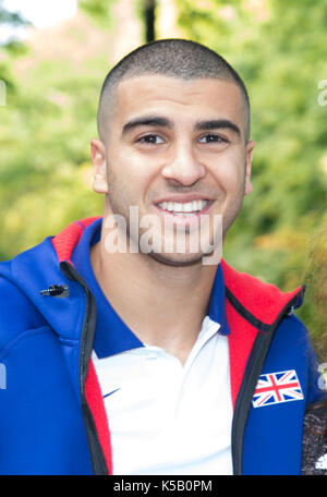 Adam gemili au parc courir tenue à Birmingham Banque D'Images