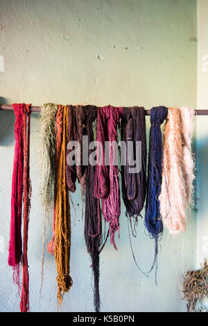 Est mort la soie, soie sauvage, Soalandy atelier d'Ambalavao, Madagascar Banque D'Images