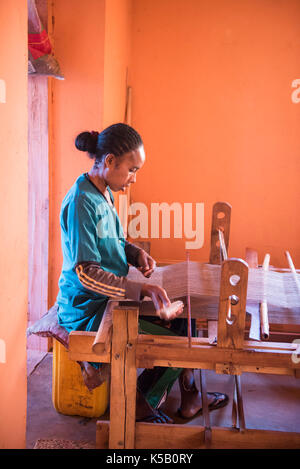 Weaver, Soalandy Soie Soie sauvage atelier, Ambalavao, Madagascar Banque D'Images