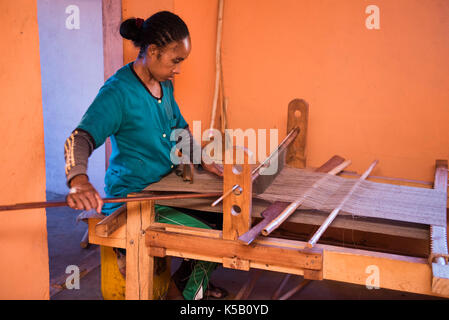Weaver, Soalandy Soie Soie sauvage atelier, Ambalavao, Madagascar Banque D'Images