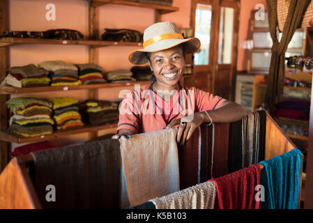 Foulards en soie en vente à l'atelier de la soie sauvage Soalandy, Ambalavao, Madagascar Banque D'Images