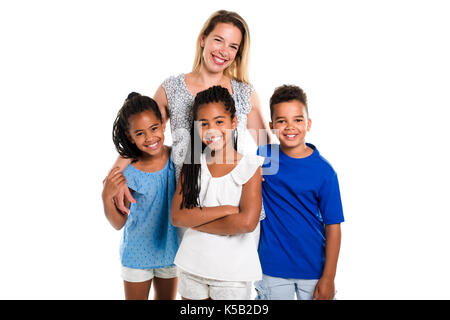 Lits enfant garçon afro et posant sur un fond blanc studio avec mère blanc Banque D'Images