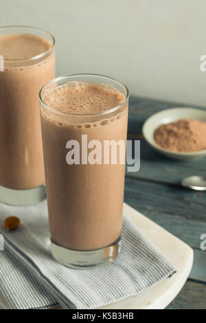 Protéinée au chocolat maison saine avec le lait d'amande Banque D'Images