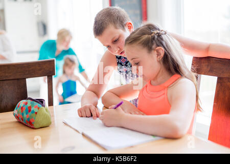 Cute girl doing homework at home Banque D'Images