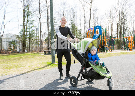 Père et fils de marcher dans le parc. famille et sport concept. Banque D'Images