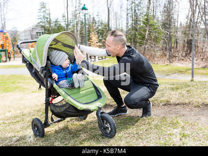 Père et fils de marcher dans le parc. famille et sport concept. Banque D'Images