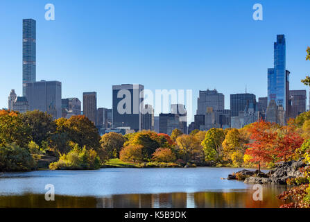 Central Park en automne par le lac avec Midtown gratte-ciel. New York City Banque D'Images