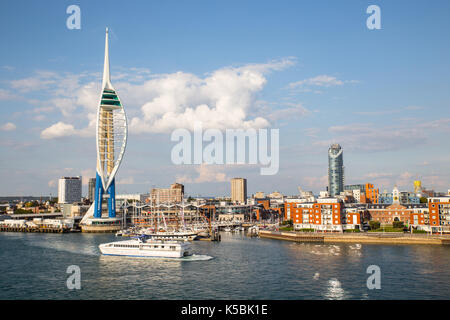 Le port de Portsmouth vue de la mer. Banque D'Images