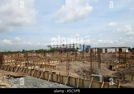 Feux de terre du bâtiment en construction. Fait d'acier et béton armé le moule fabriqués à partir de bois et contreplaqué. Construit par les travailleurs. Banque D'Images