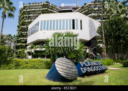 Un logo affiche à l'extérieur du siège de Grupo Planeta à Barcelone, Espagne, le 24 août 2017. Banque D'Images