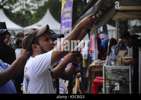 SEREMBAN, MALAISIE - août 31, 2016 : un homme en utilisant son téléphone portable pour prendre une photo en public. Banque D'Images