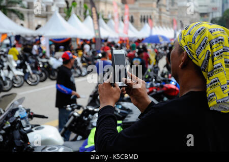 SEREMBAN, MALAISIE - août 31, 2016 : un homme en utilisant son téléphone portable pour prendre une photo en public. Banque D'Images