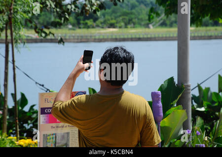 SEREMBAN, MALAISIE - août 31, 2016 : un homme en utilisant son téléphone portable pour prendre une photo en public. Banque D'Images