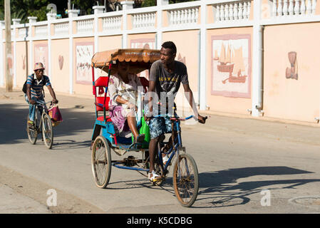 Pousse-pousse, le principal transport à Toliara, Madagascar Banque D'Images