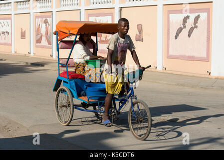 Pousse-pousse, le principal transport à Toliara, Madagascar Banque D'Images