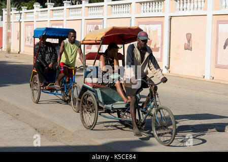 Pousse-pousse, le principal transport à Toliara, Madagascar Banque D'Images