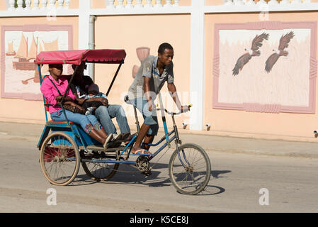 Pousse-pousse, le principal transport à Toliara, Madagascar Banque D'Images