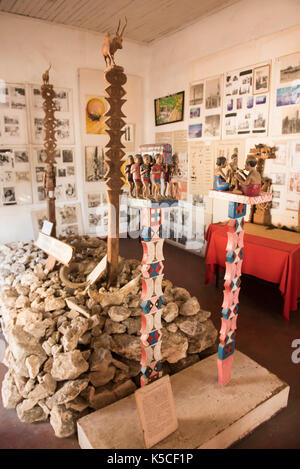 Mahafale tombeau Sakalava et marqueurs, s'affichent dans le musée Cedratom, Toliara, Madagascar Banque D'Images