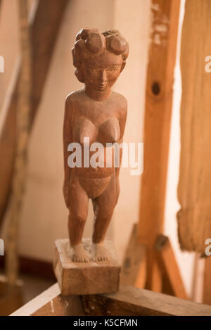 Une pierre tombale, l'affichage dans le musée Cedratom, Toliara, Madagascar Banque D'Images