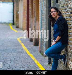 Belle jeune fille pose pour la caméra Banque D'Images