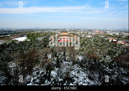 Debout sur le parc Jingshan donnant sur la neige après Beijing. Banque D'Images