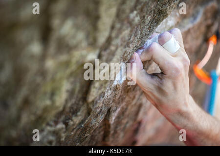 Rock Climber's main agrippant petite attente sur falaise naturelle, vue rapprochée Banque D'Images