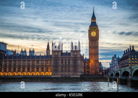 Londres, Angleterre - Le célèbre Big Ben, le Parlement et le pont Westminster au crépuscule Banque D'Images