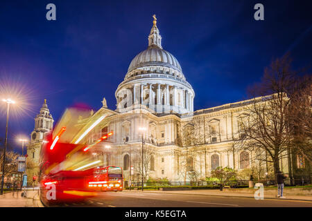 Londres, Angleterre - la cathédrale Saint-Paul avec de célèbres vieux bus rouges à impériale en déplacement la nuit Banque D'Images