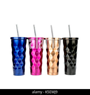 Bleu, rose, or et noir les bouteilles thermos avec design moderne et luxueux on white background with copy space Banque D'Images