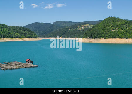 Péniche sur la montagne sur le lac zaovine tara Banque D'Images