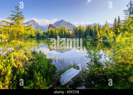 Le lever de soleil sur un lac dans le parc des Hautes Tatras. shtrbske pleso, Slovaquie Banque D'Images