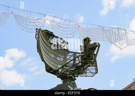 Kiev, Ukraine - le 23 septembre 2015:ancien régime soviétique des radars de défense dans la ville de Kiev. Armoiries de l'Ukraine. Banque D'Images