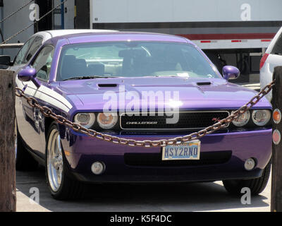 San Francisco, USA - 23 juillet 2010 : Dodge Challenger r/t (2009) stationné dans un parking à San Francisco, Californie. close-up et Vue de face Banque D'Images