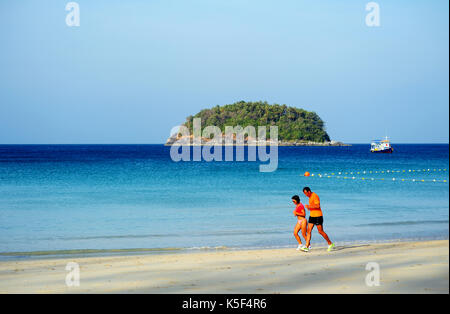 Phuket, Thaïlande - Février 1st, 2014 : deux voyageurs sur plage le matin à Phuket, Thaïlande. Banque D'Images