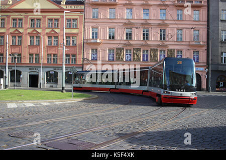 Prague, République tchèque - Le 24 avril 2016 : tramway moderne ville articulé (skoda skoda 15t forcity alfa) à la rue de Prague Banque D'Images